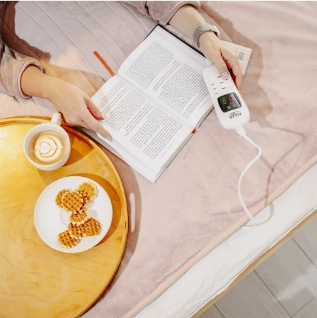 Električna odeja Adler AD 7443, 160 x 180 cm, 7 nastavitev HIGH/LOW, timer 1–9 h, LCD daljinec, 120 W, polar, rožnata