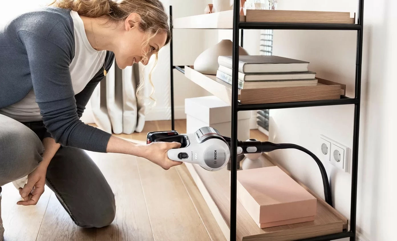 Vertikalni sesalnik Unlimited 7 BBS711W, 18 V, 40 min, bel-črn, Bosch