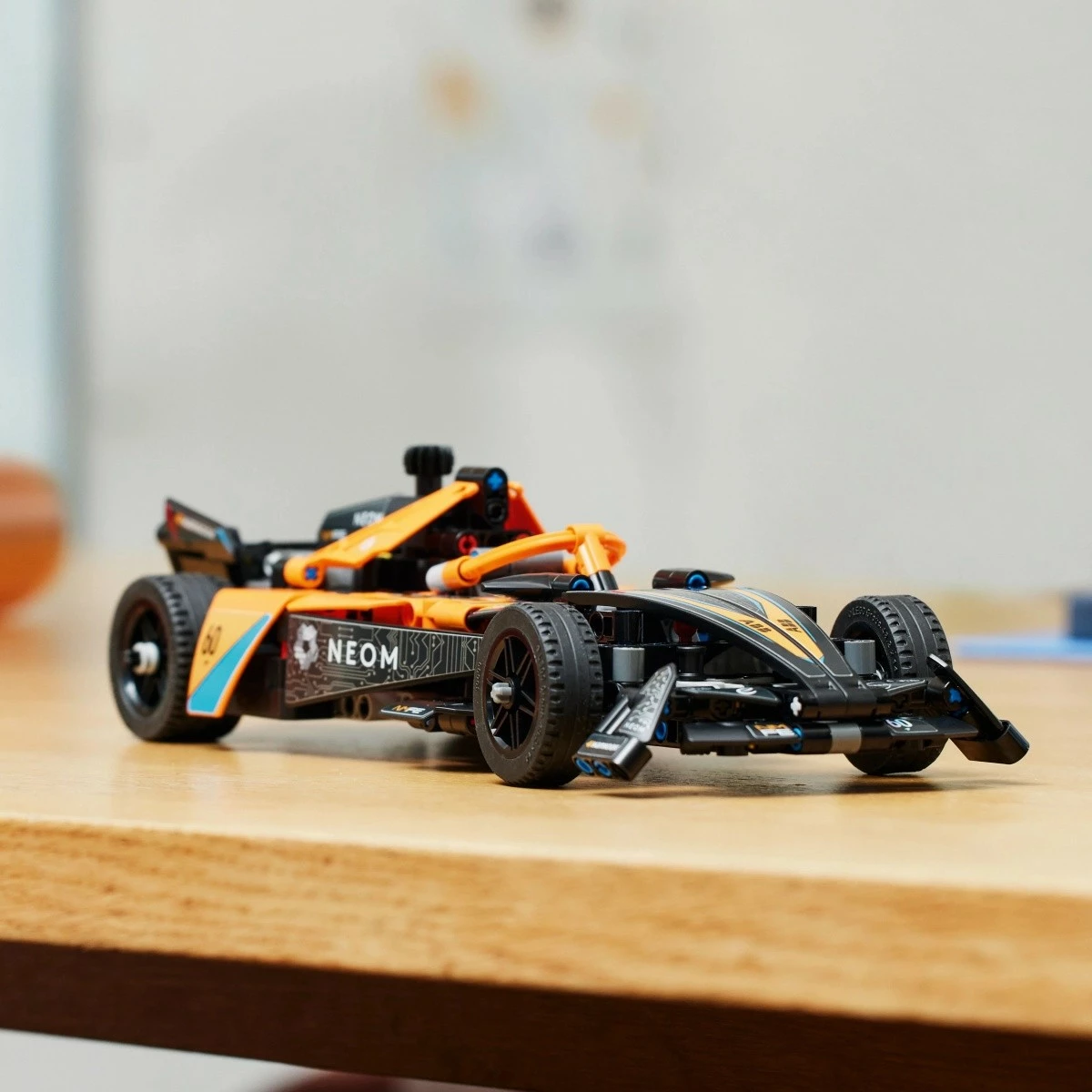 Dirkalnik NEOM McLaren Formula E, LEGO Technic 42169, 452 kosov, pull-back, za otroke 9+, oranžno/črn