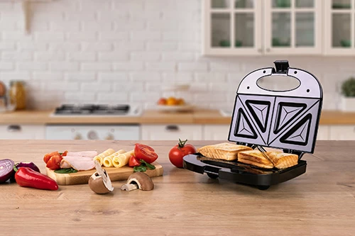 Toster za sendviče, Adler MS 3032, 850 W, nelepljive plošče, pripravi 2 sendviča (4 trikotnike), črn