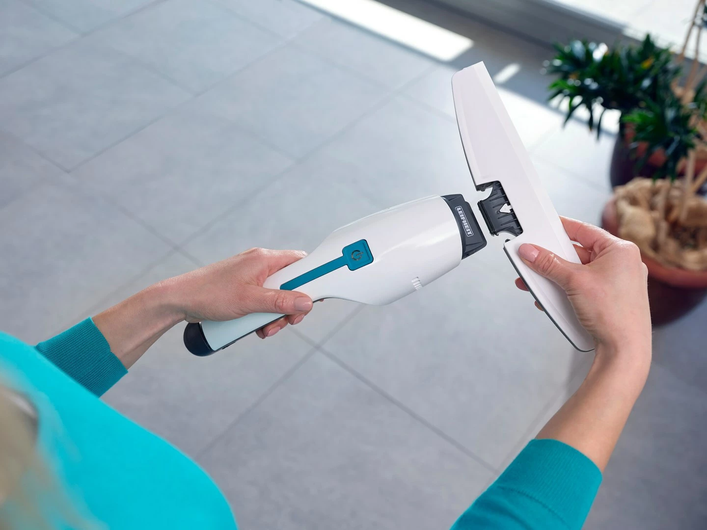 Električni čistilec oken LEIFHEIT 51035, 45 min, črn/moder/bel Električni čistilec oken LEIFHEIT 51035, 45 min, črn/moder/bel