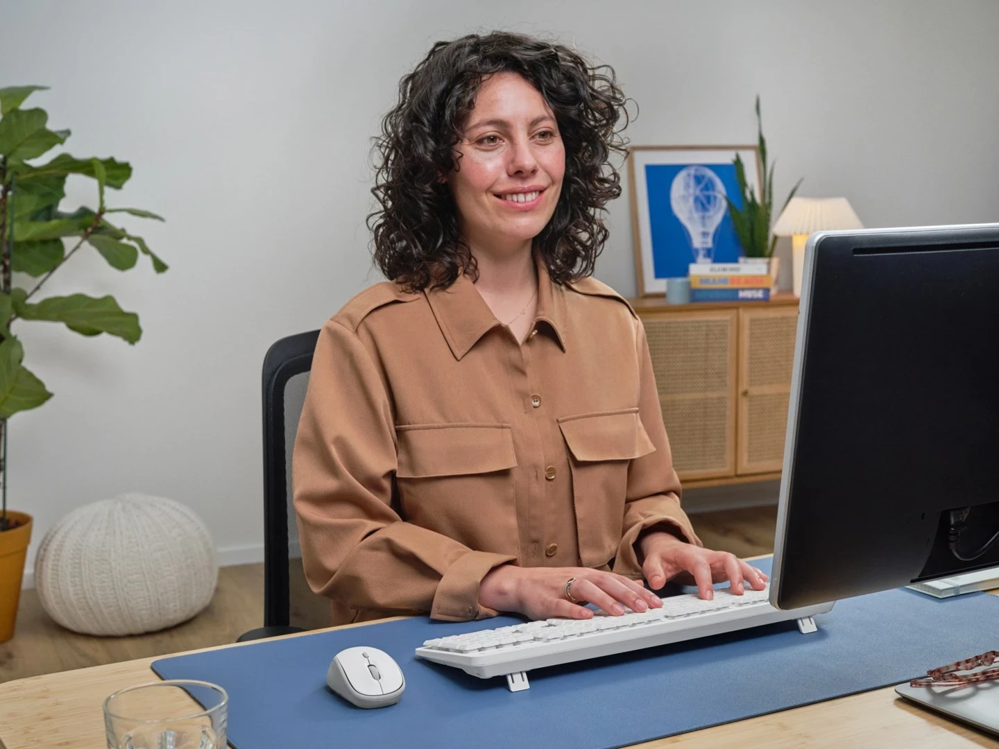 Brezžični komplet tipkovnice in miške Ody II Trust, QWERTY US, bel