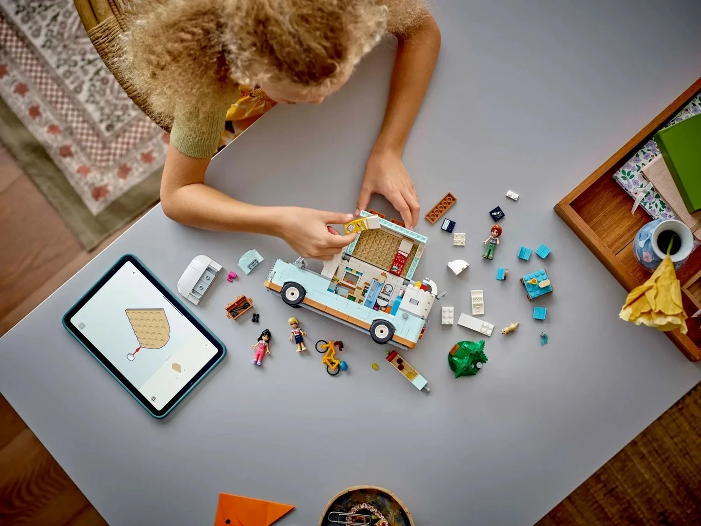 Kamper za pustolovščine LEGO FRIENDS 42663, 3 minifigure