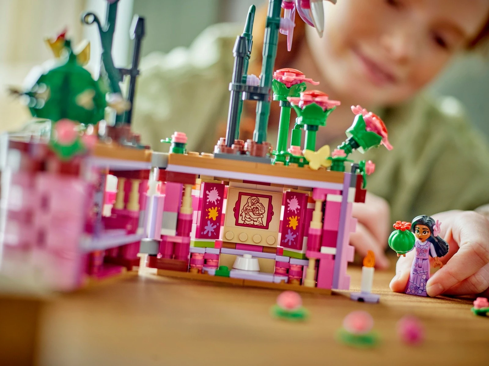 Gradbeni set Encanto Isabeli Flowerpot, LEGO 43237, 641 kosov, za otroke, plastika