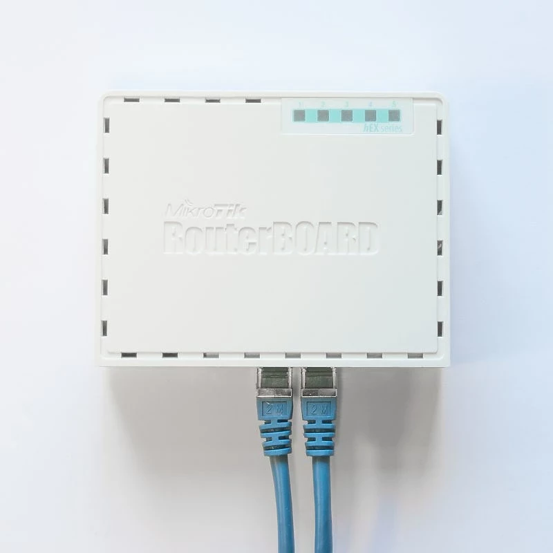 Gigabit Ethernet usmerjevalnik MikroTik RB750GR3, turkizen, bel Gigabit Ethernet usmerjevalnik MikroTik RB750GR3, turkizen, bel