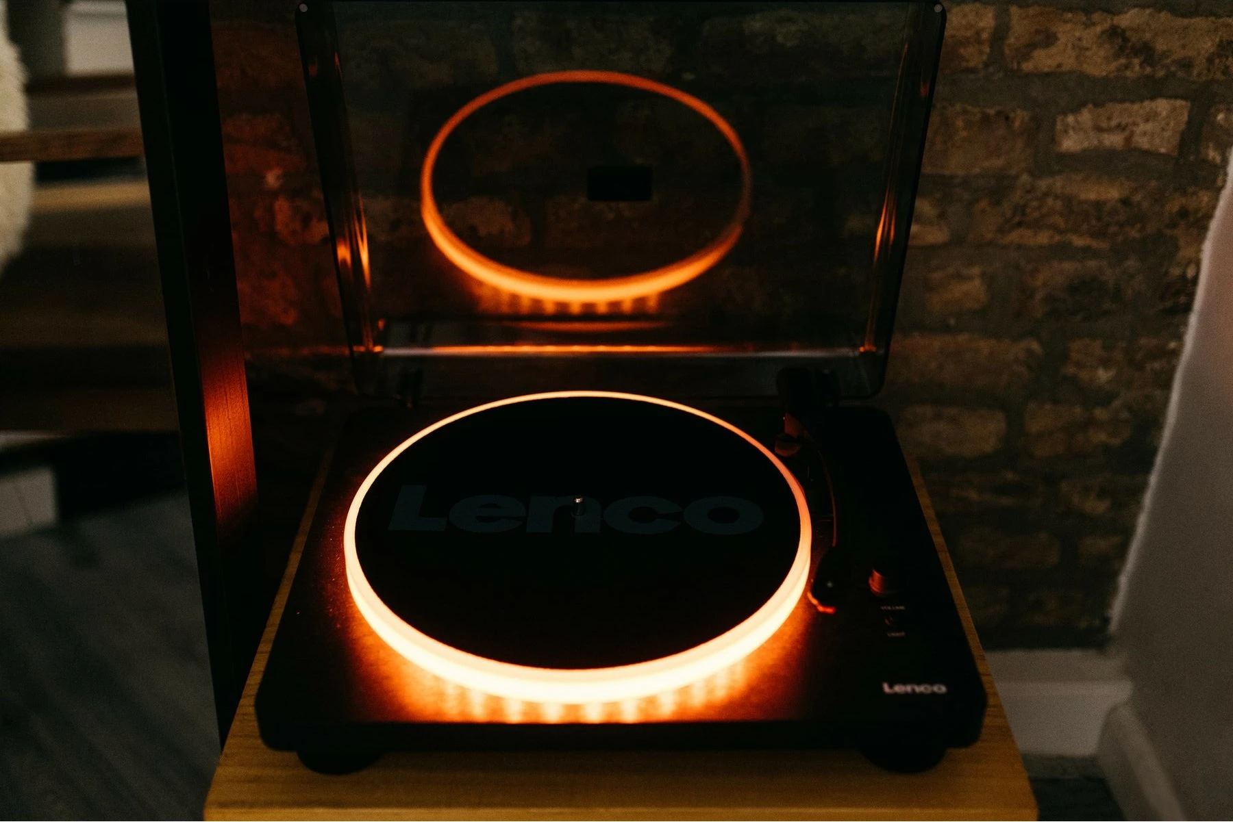 Gramofon z vgrajenima zvočniki Lenco LS-50LED, USB, črn Gramofon z vgrajenima zvočniki Lenco LS-50LED, USB, črn