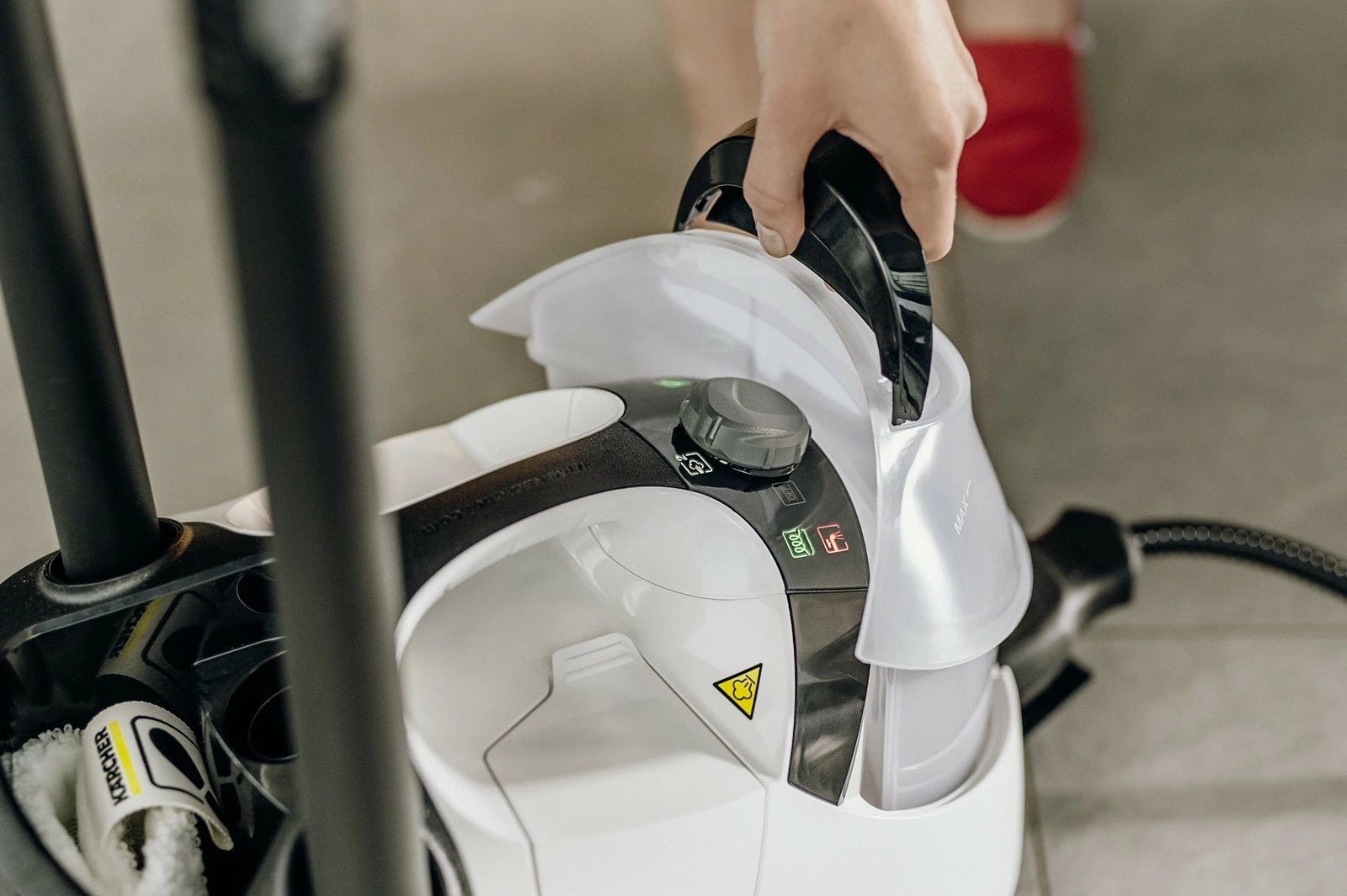 Parni čistilec z likalnikom Karcher SC 5 EasyFix Iron, 1,5 L, 2250 W, črn/bel