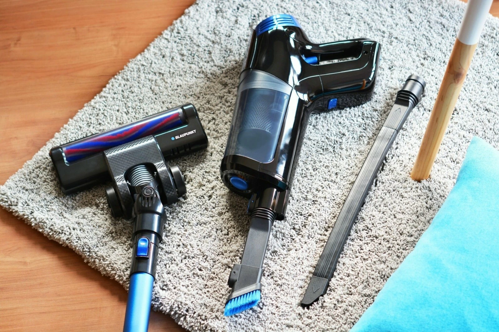 Vertikalna sesalna naprava, brezžična Blaupunkt VCH602BL, 0,7 L, HEPA, črno/modra