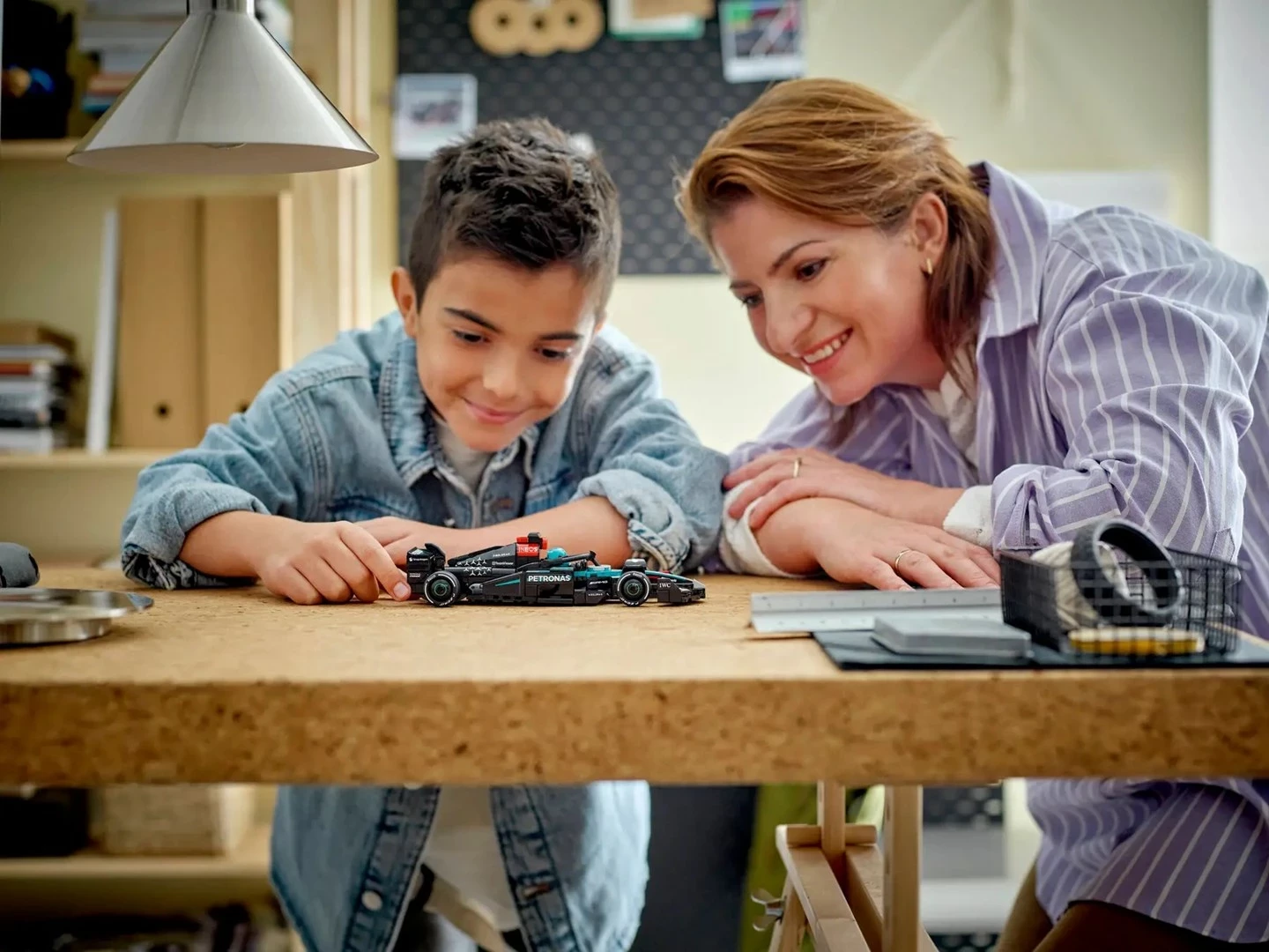 Model dirkalnega avtomobila Mercedes-AMG F1 W15, LEGO Speed Champions 77244, 267 delov, z minifiguro