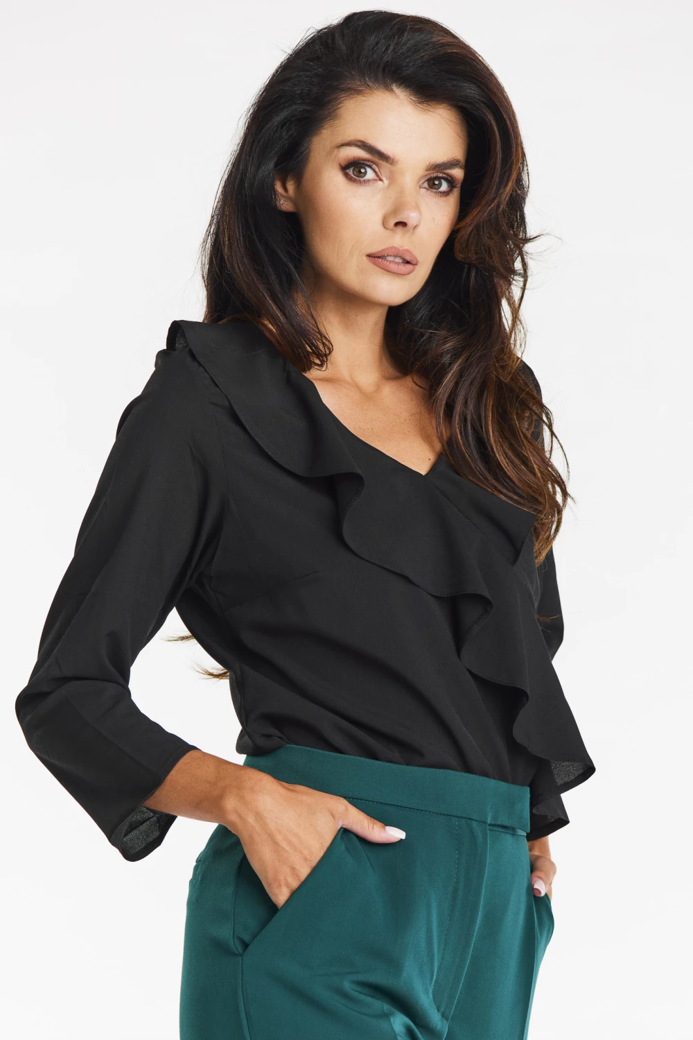 Elegantna bluza z volančki Awama 200544, črna