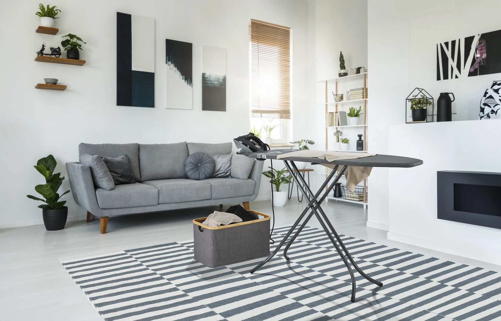 Tavelnik za likanje LEIFHEIT Classic M, črn