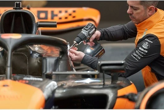 Brezžični vrtalnik-izvijač, 18V, 5Ah, 2 bateriji, rumen/črn, z valizko DeWalt MCLAREN DCD85MP2T