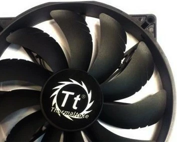 Ventilator za računalniško ohišje Thermaltake Pure 20, 200 mm, 800 RPM, črn