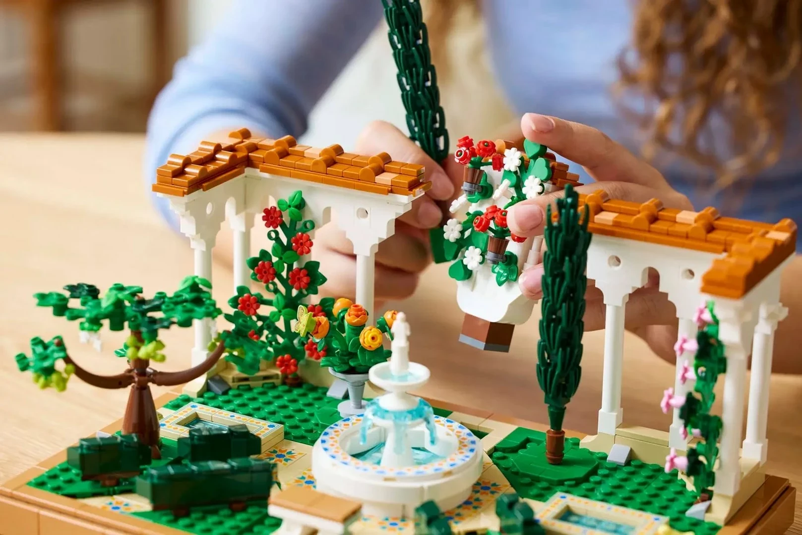 Vrt z vodnjakom LEGO ICONS 10359 Fountain Garden