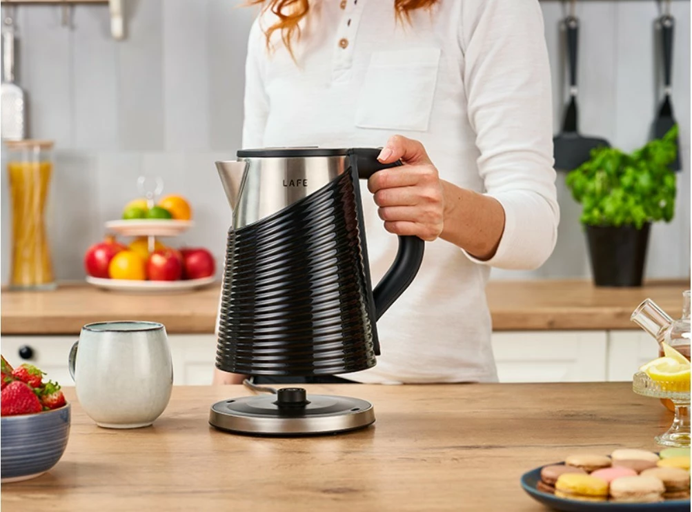 Električni kuhalnik vode Lafe LAFCZA47468, 1,8 L, 1800 W, črn/nerjaveče jeklo