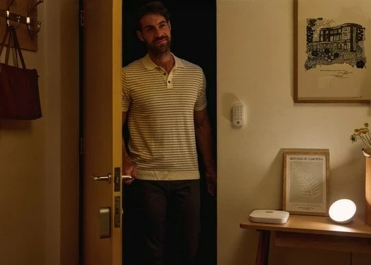 Brezžična tipkovnica Yale, bela