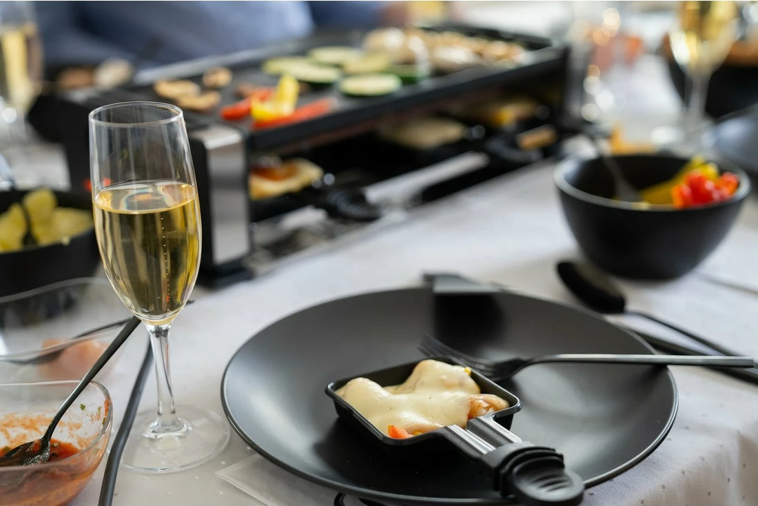 Grill raclette za 8 oseb UNOLD 48730, plastika, nerjaveče jeklo, črn Grill raclette za 8 oseb UNOLD 48730, plastika, nerjaveče jeklo, črn