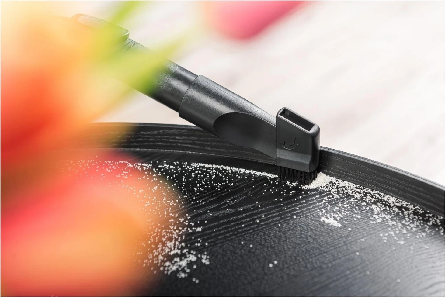 Sesalnik za dom ETA, črn in turkiz