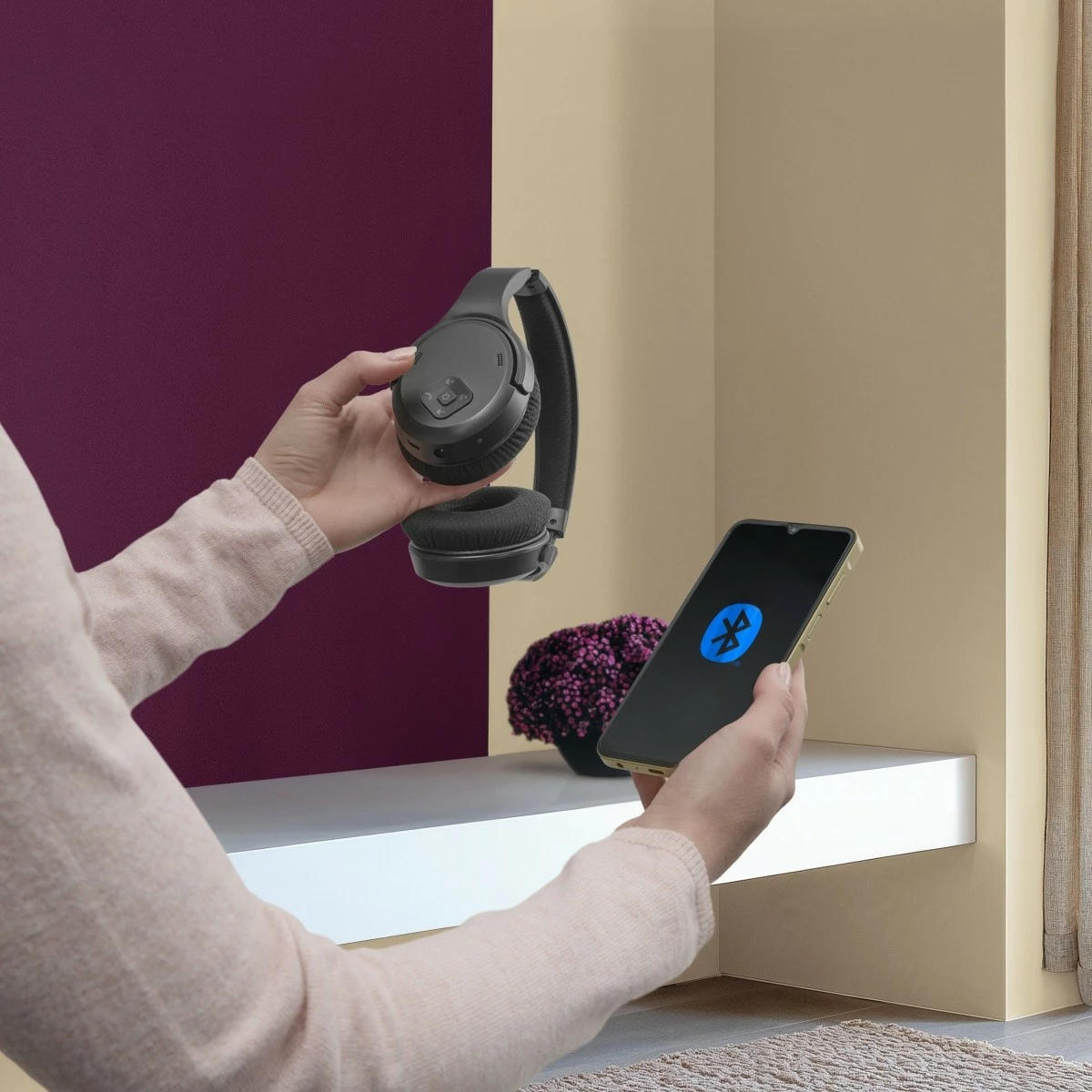 Brezžične čez-uho slušalke, Hama 221847, 2.4 GHz z USB-donglom, Bluetooth 2.0, z mikrofonom, črne