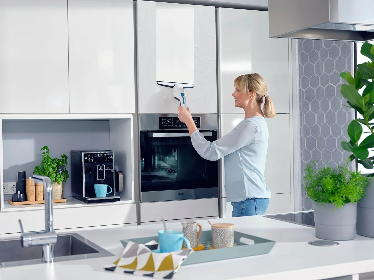 Električni čistilec oken LEIFHEIT 51035, 45 min, črn/moder/bel Električni čistilec oken LEIFHEIT 51035, 45 min, črn/moder/bel