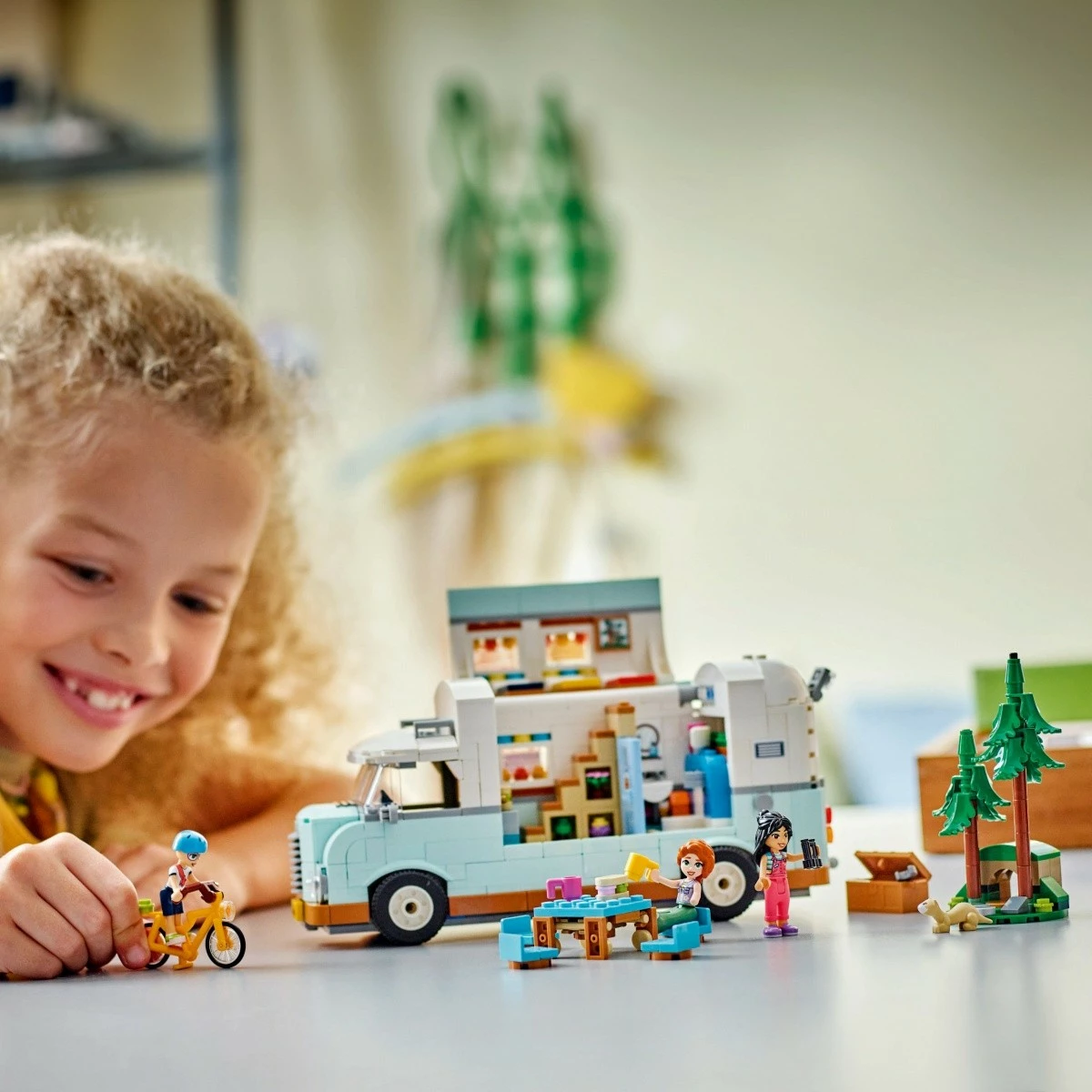 Set za gradnjo Avantura v prijateljičinem prikolici LEGO Friends 42663, 778 kosov, plastika