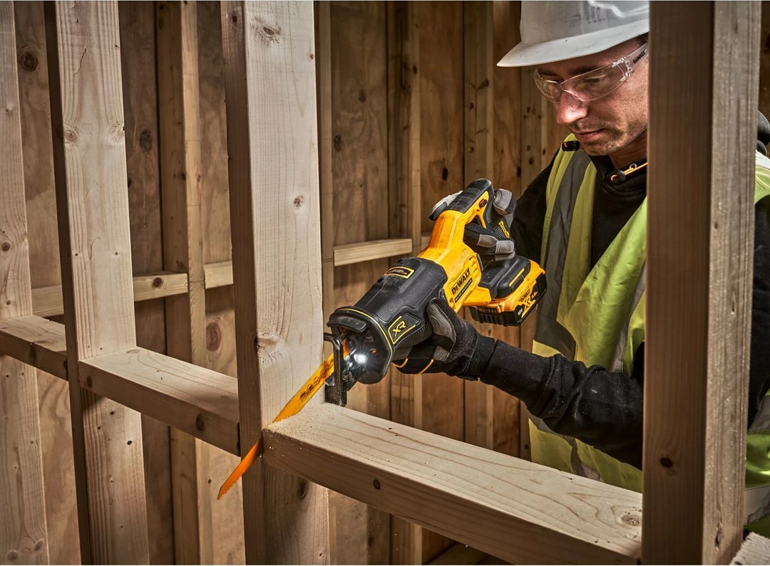 Reciprocna žaga DeWalt DCS382N-XJ, 2,3 kg, rumeno/črna