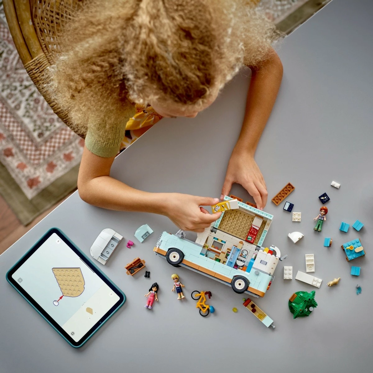 Set za gradnjo Avantura v prijateljičinem prikolici LEGO Friends 42663, 778 kosov, plastika