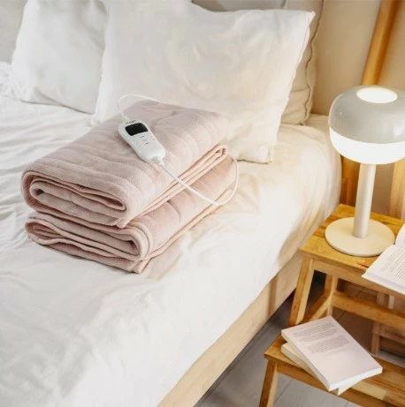 Električna odeja Adler AD 7443, 160 x 180 cm, 7 nastavitev HIGH/LOW, timer 1–9 h, LCD daljinec, 120 W, polar, rožnata