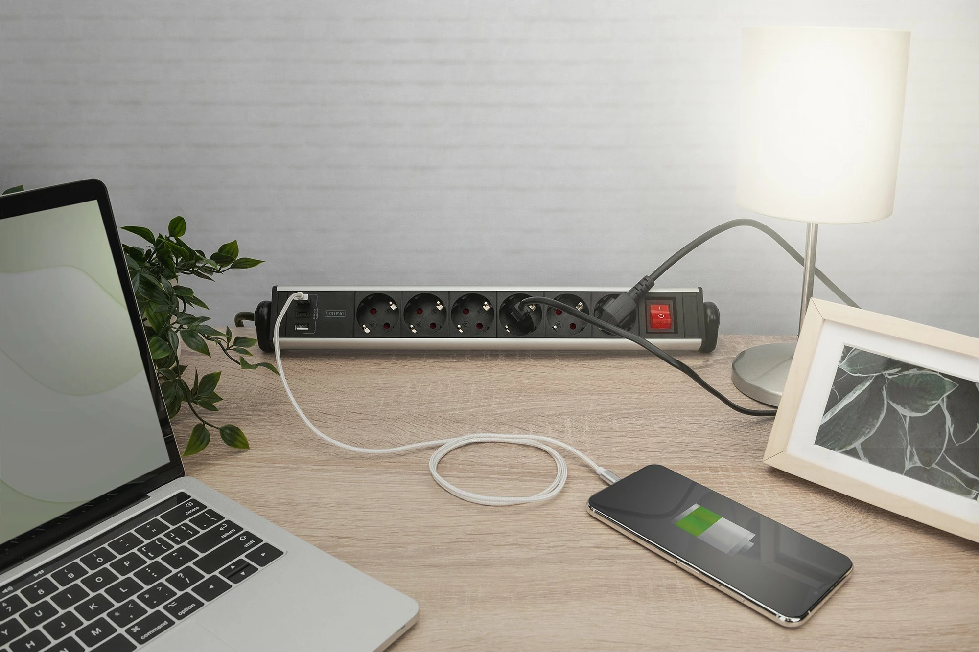 Napajalni razdelilec 6-vraten z 3x USB, 1,5 m, notranji, Type F, aluminij, črn, srebrn Digitus