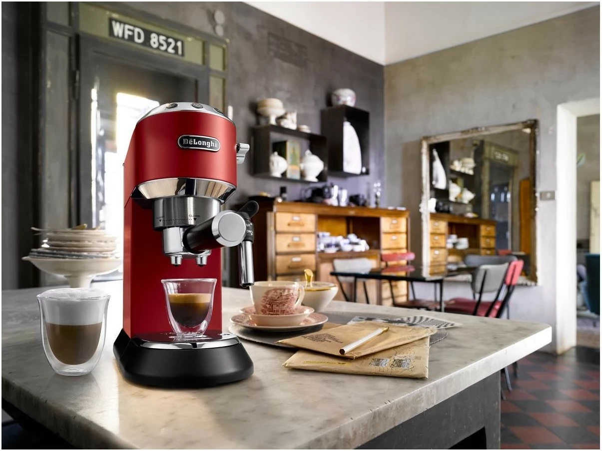 Rdeča espresso naprava DeLonghi Dedica EC 685, 1350 W, 15 bar