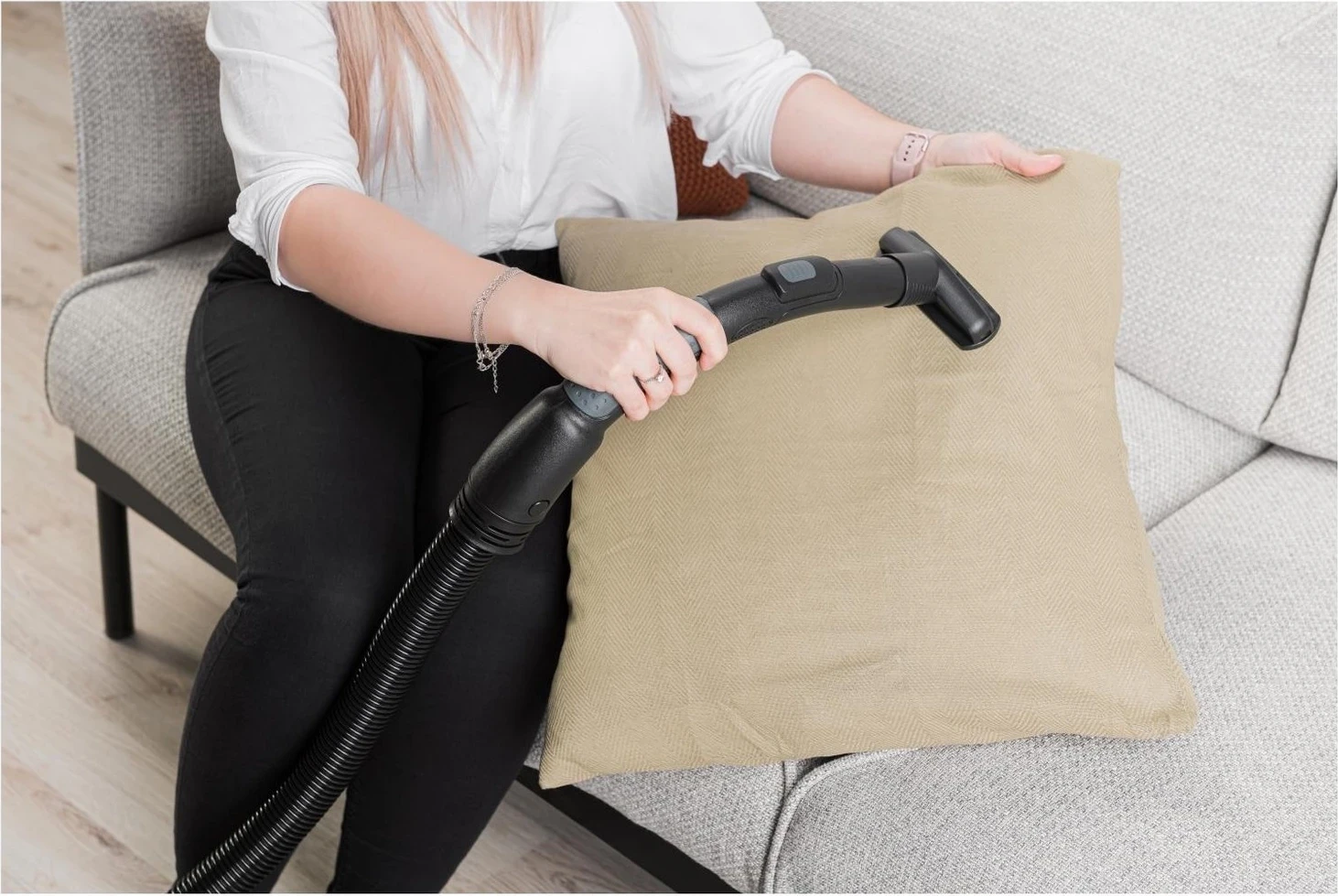 Sesalnik za dom ETA, črn in turkiz