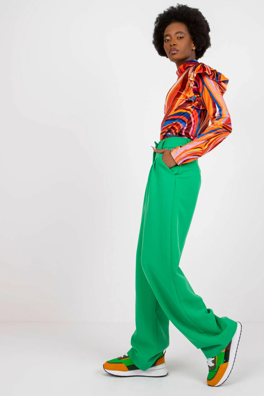 Bluza iz žameta z visokim ovratnikom in volanom Italy Moda 162593, oranžna