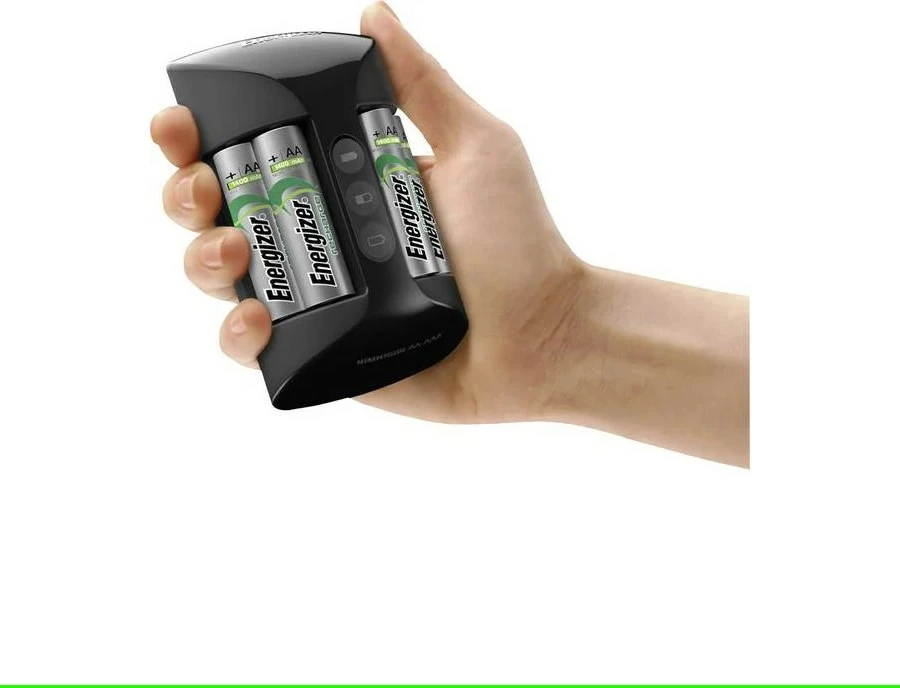 Polnilec baterij z 4 AA baterijami, Energizer Pro + Power Plus, črn