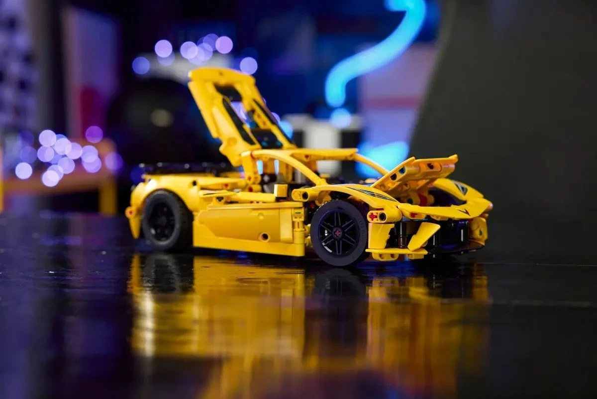 Detajni model Chevrolet Corvette Stingray, 732 kosov, rumen - Lego Technic 42205