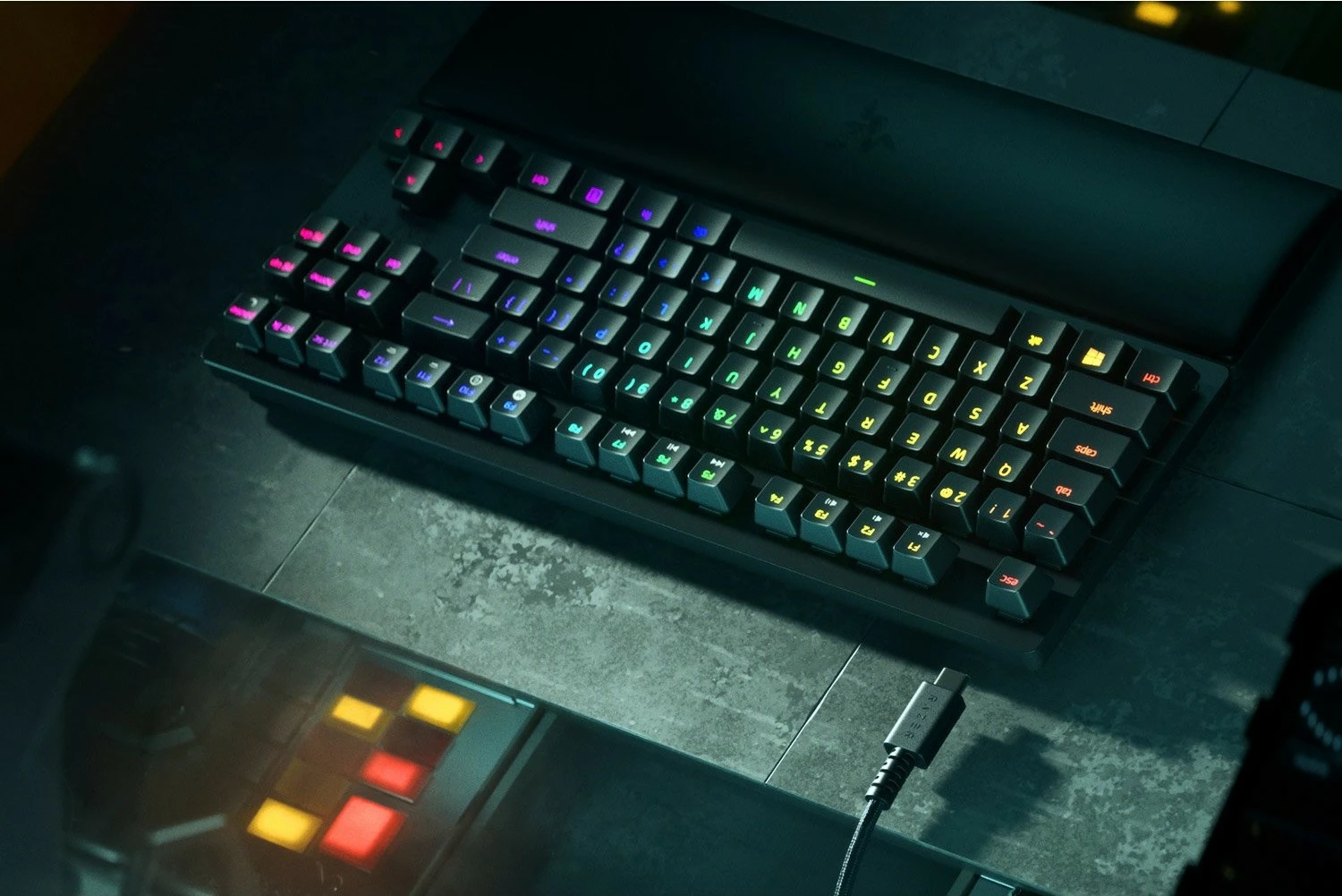 Mehanska tipkovnica Razer Huntsman V2 TKL, RGB, USB, QWERTZ, črna