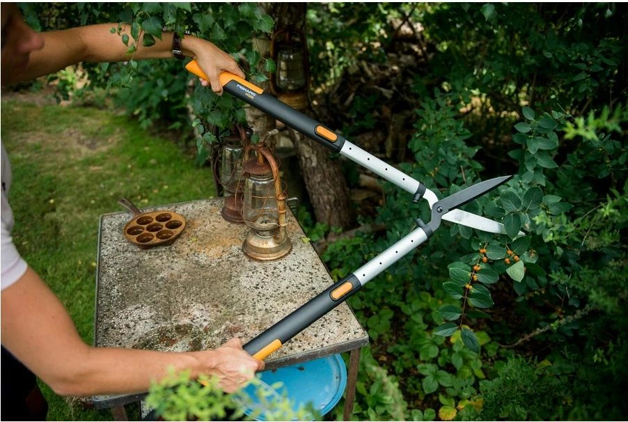 Krasilne škarje za živo mejo SmartFit HS86, teleskopski ročaji, 1,19 kg Fiskars