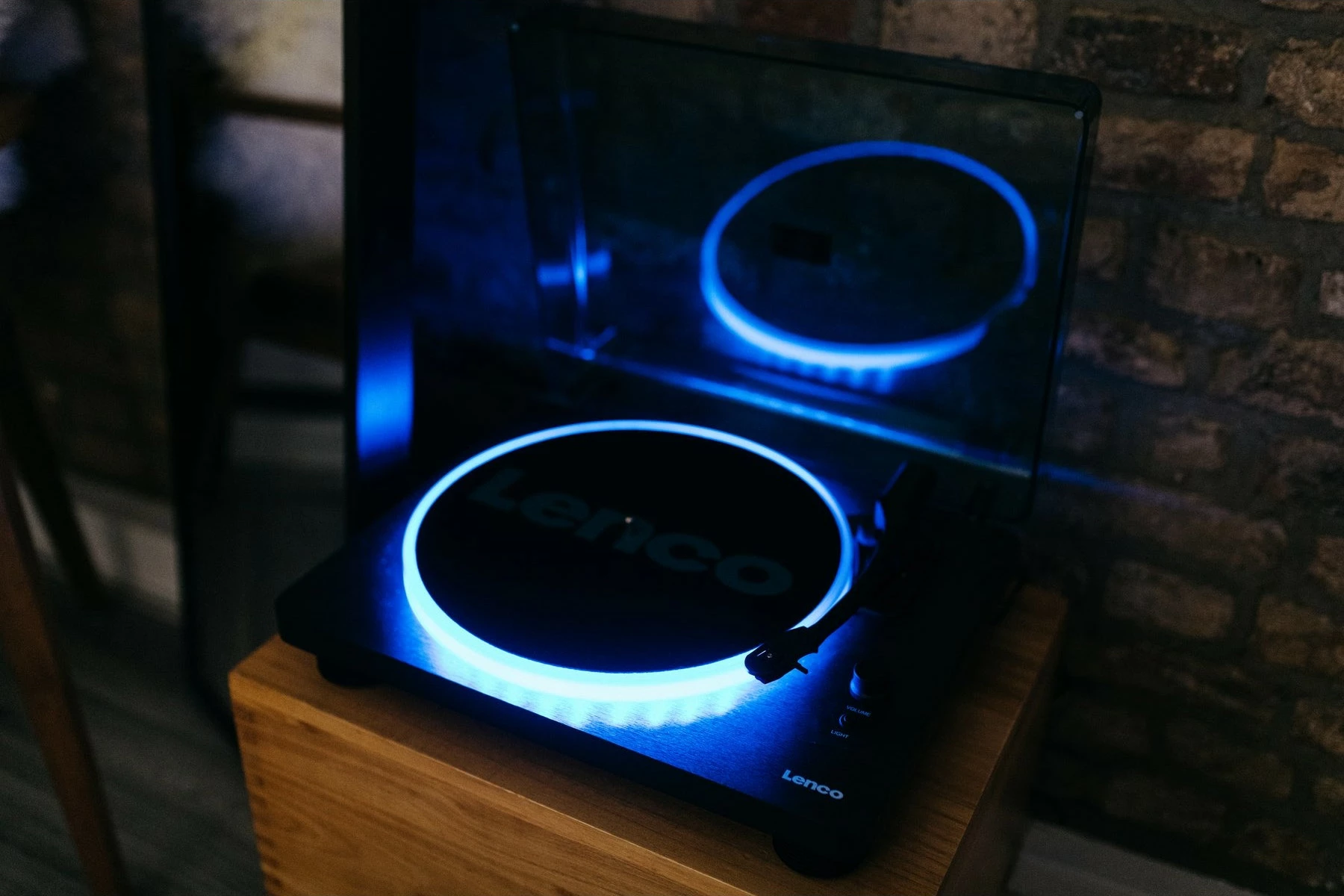 Gramofon z vgrajenima zvočniki Lenco LS-50LED, USB, črn Gramofon z vgrajenima zvočniki Lenco LS-50LED, USB, črn