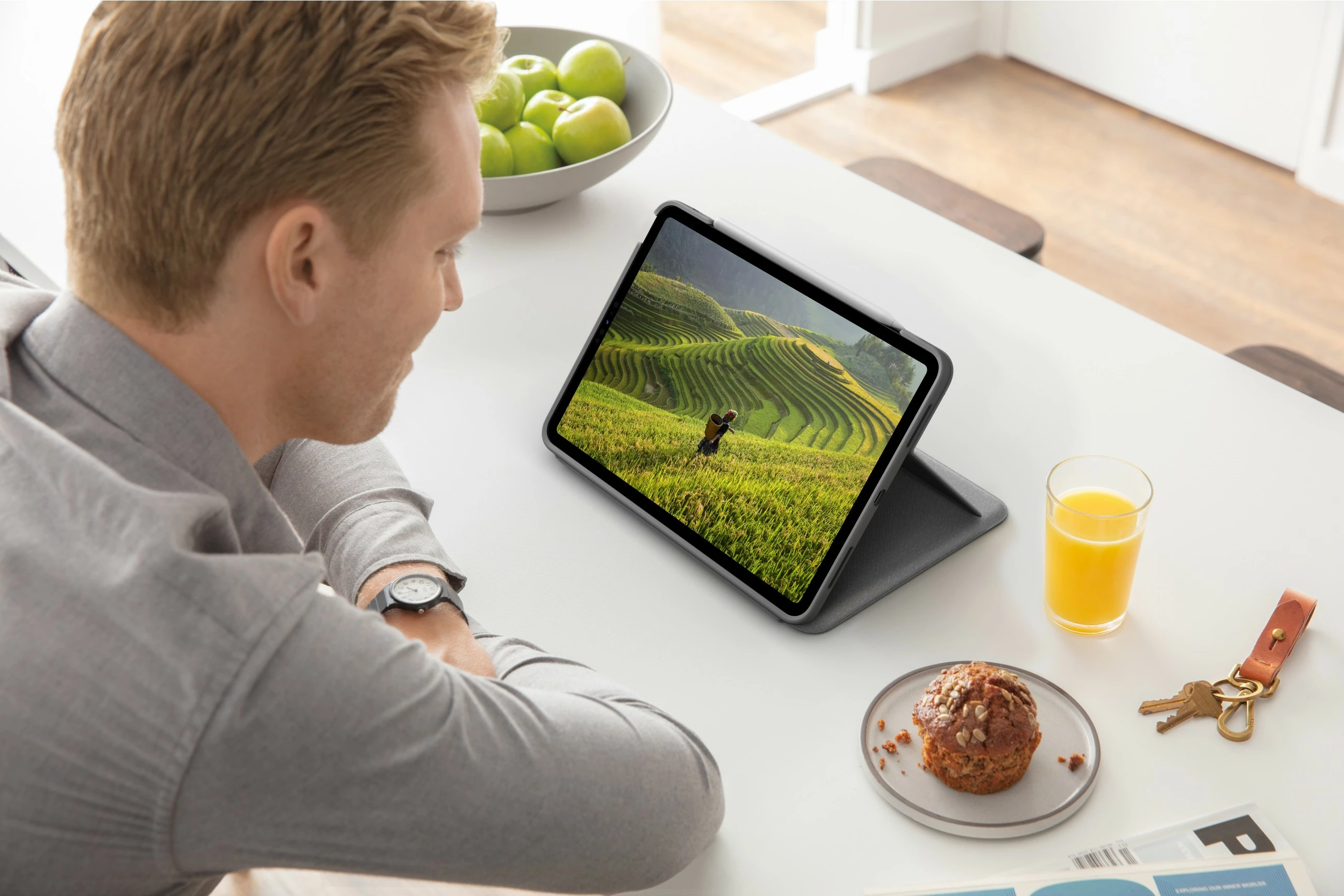 Tastatura z ovitkom Logitech Folio Touch za iPad Air 4/5, QWERTZ, sledilna ploščica, Oxford Grey