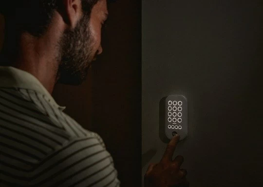 Brezžična tipkovnica Yale, bela