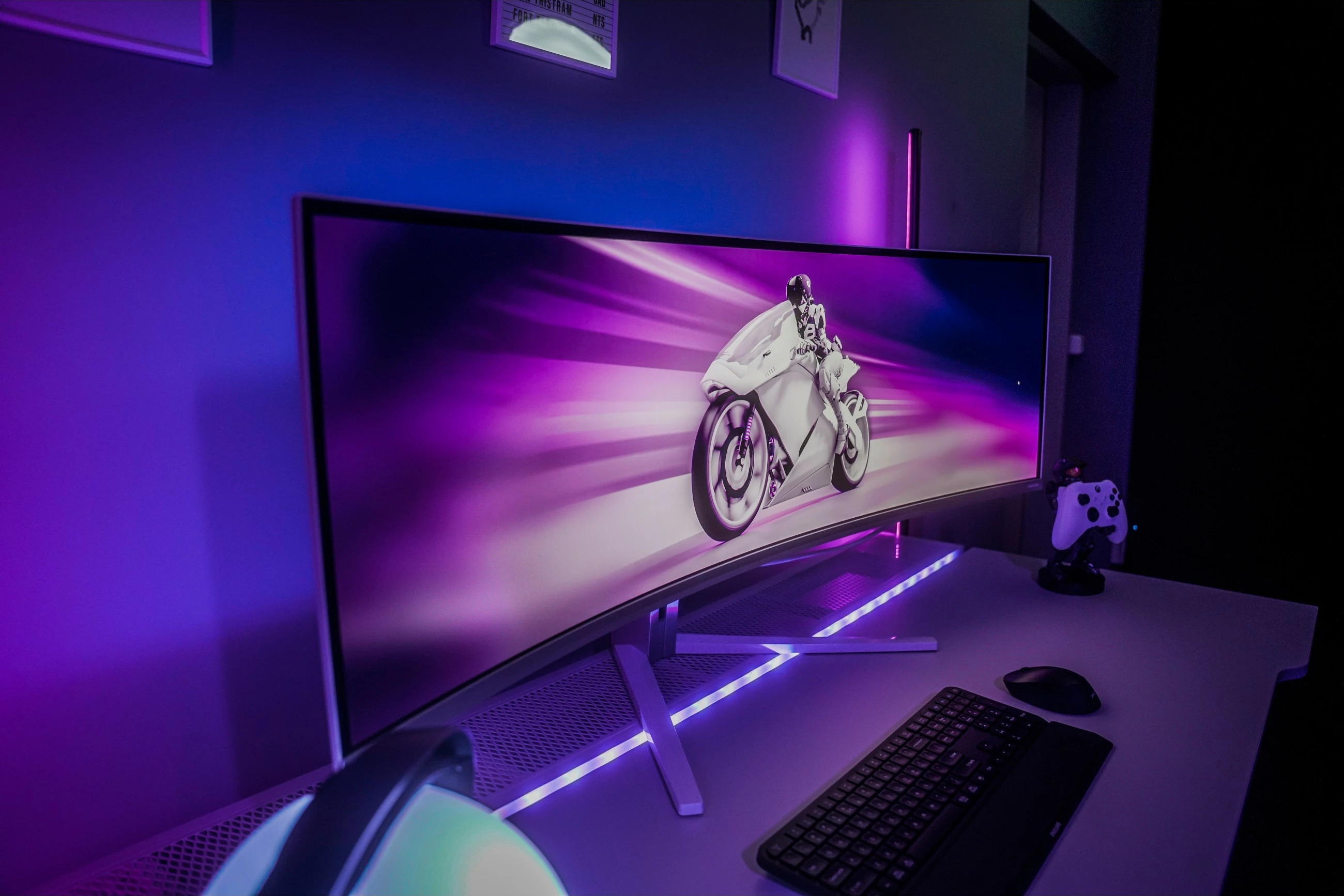 Ultraširok QD-OLED zaslon 49 inč, 5120x1440, 32:9, Ambilight, USB-C - Philips 49M2C8900, bel Ultraširok QD-OLED zaslon 49 inč, 5120x1440, 32:9, Ambilight, USB-C - Philips 49M2C8900, bel