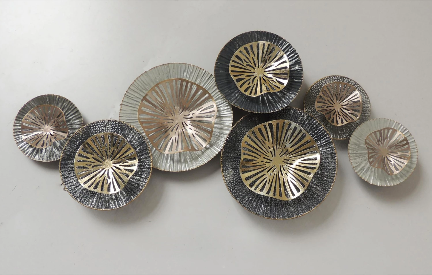 Kovinska stenska dekoracija FH7158 ogljeno siva-bela-zlata 98,5x7x46 cm