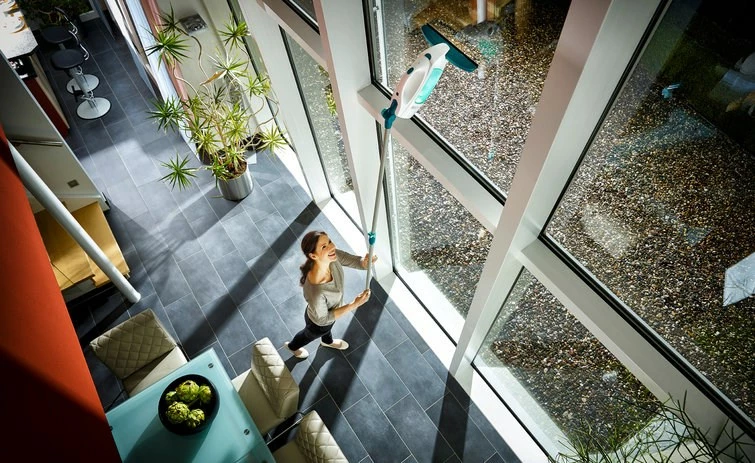 Električni čistilec za stekla Leifheit 51016, modro/bel Električni čistilec za stekla Leifheit 51016, modro/bel