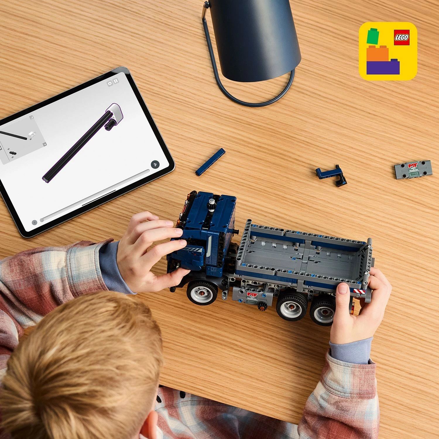 Gradbeni komplet LEGO Technic premetni tovornjak, 462 kosov, večbarven