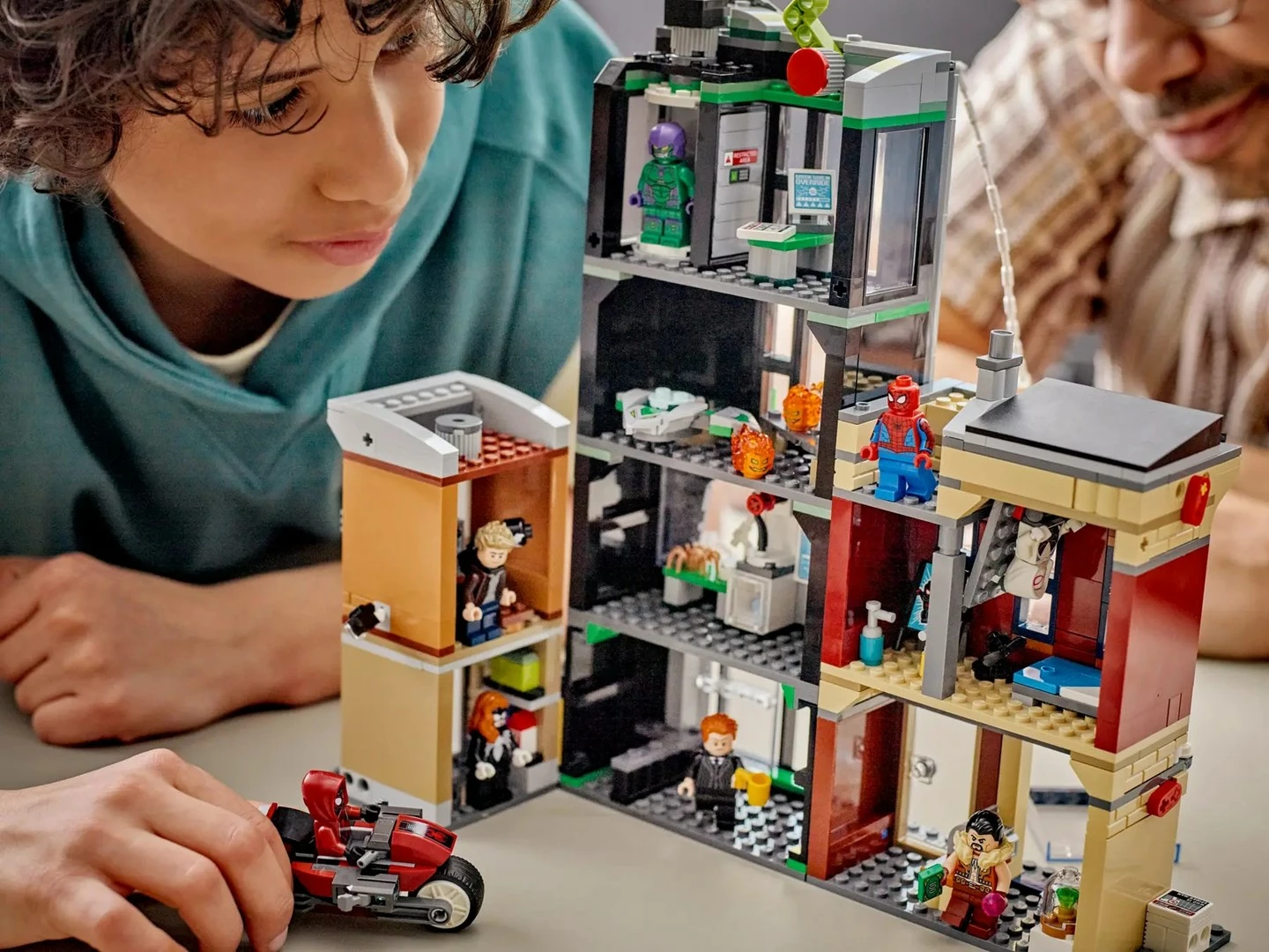 Set gradnje Spider-Man vs. Oscorp LEGO Marvel 76324, 8 minifigur