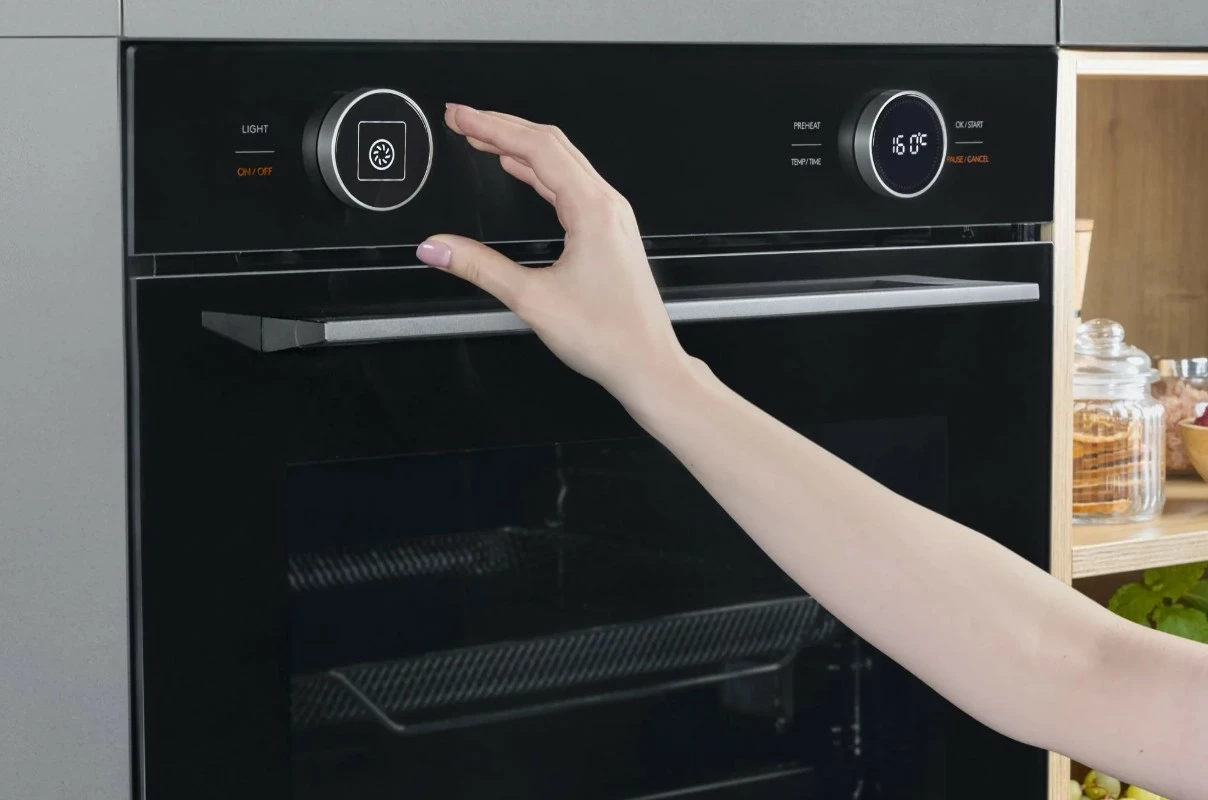 Pečica 72 L, kataliza/para, AirFry, črna — Amica ED6769BA+ S-TYPE