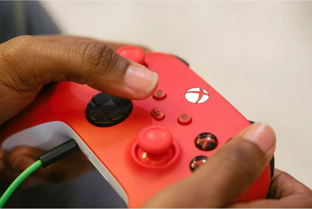 Brezzični igralni kontroler, Microsoft Xbox Wireless Controller QAU-00012, Bluetooth/USB, rdeč