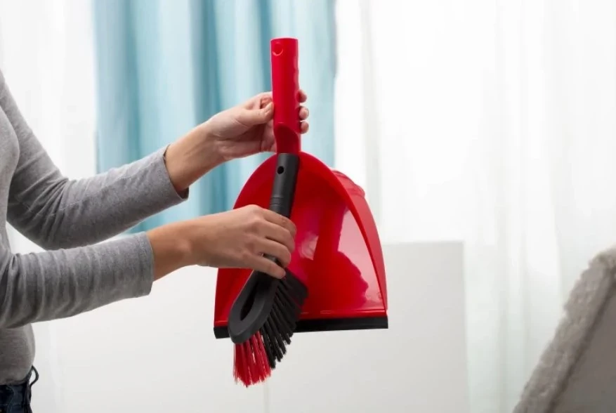 Lopata za smeti z 2in1 krtačo Vileda, rdeča