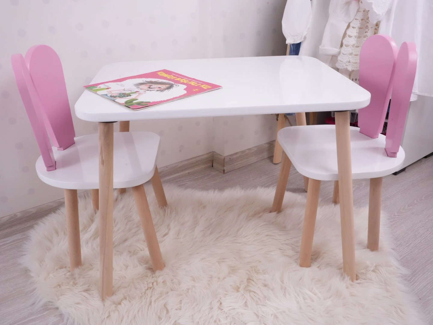 Otroški komplet mize z dvema stolčkoma z motivom zajčka, rožnato in belo, Hanah Home Otroški komplet mize z dvema stolčkoma z motivom zajčka, rožnato in belo, Hanah Home