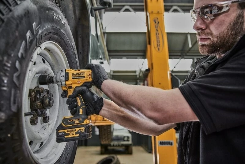 Čelnik udarni DeWalt DCF891P2T, 18V, 2×5Ah XR, 812 Nm, rumeno-črn, komplet z kovčkom