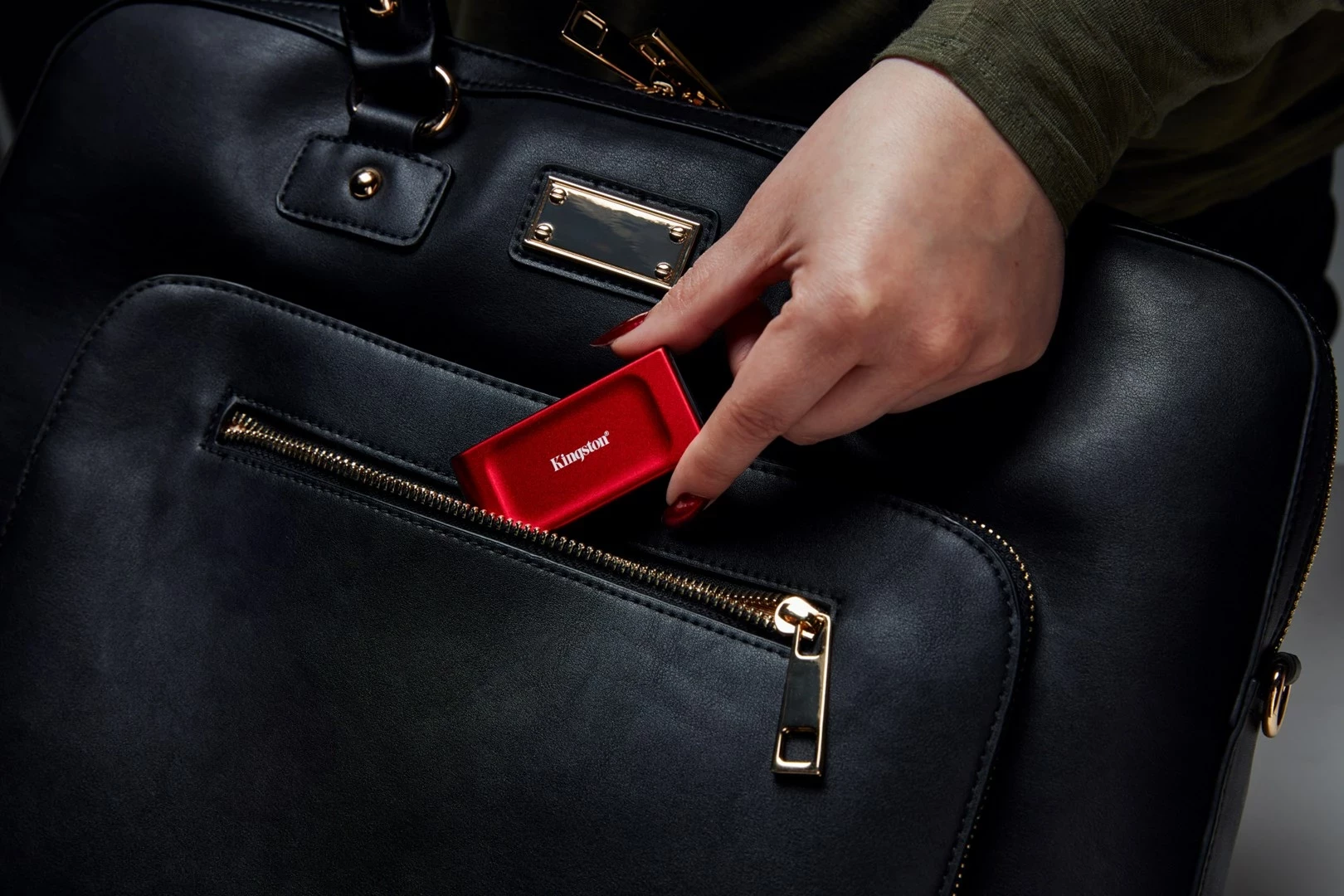 Zunanji SSD disk Kingston XS1000, 1TB, USB 3.2 Gen 2, rdeč